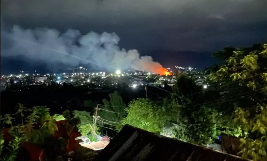 ಮಣಿಪುರ: ಕುಕಿ ನಾಯಕನ ಮನೆಗೆ ಬೆಂಕಿ ಹಚ್ಚಿದ ಗುಂಪು ಮಣಿಪುರ: ಕುಕಿ ನಾಯಕನ ಮನೆಗೆ ಬೆಂಕಿ ಹಚ್ಚಿದ ಗುಂಪು