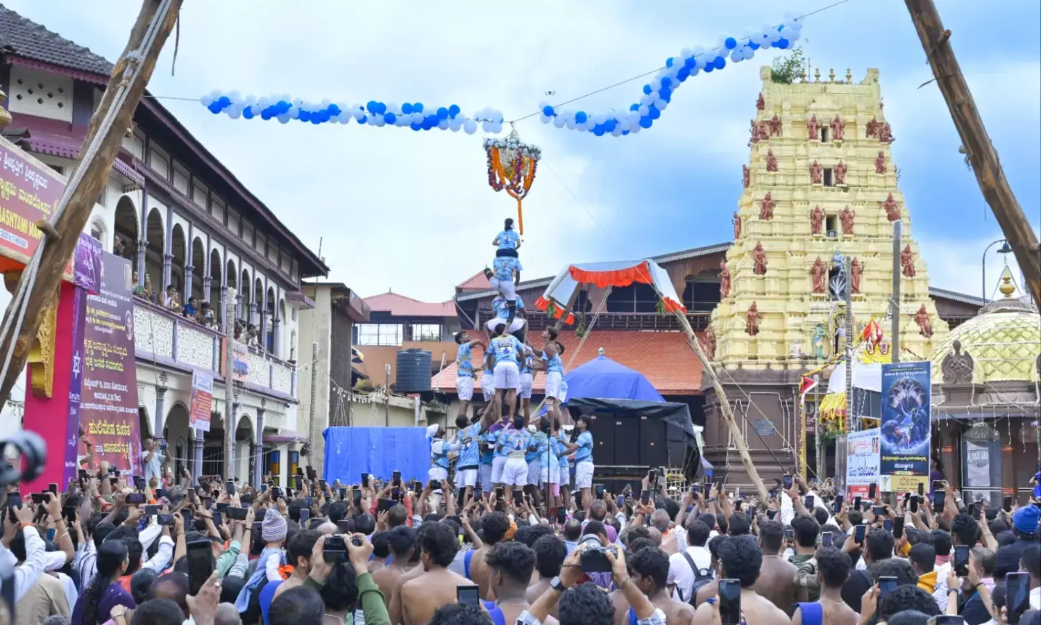 ಅಲಾರೆ ತಂಡದ ಮಡಿಕೆ ಒಡೆಯುವ ಪ್ರದರ್ಶನ