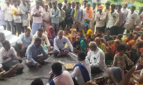 ಅರಕೇರಾ | ಸುವರ್ಣ ಗ್ರಾಮ ಜಾಗದ ಹಕ್ಕು ಪತ್ರ ನೀಡಲು ಒತ್ತಾಯಿಸಿ ಪಂಚಾಯತ್‌ಗೆ ಬೀಗ ಹಾಕಿ ಪ್ರತಿಭಟನೆ