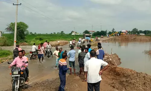 ಸಿಂಧನೂರಿನಲ್ಲಿ ಭಾರಿ ಮಳೆ | ತಾತ್ಕಾಲಿಕ ಸೇತುವೆ ಕುಸಿತದಿಂದ ಸಂಚಾರ ಸ್ಥಗಿತ : ವಾಹನ ಸವಾರರ ಪರದಾಟ