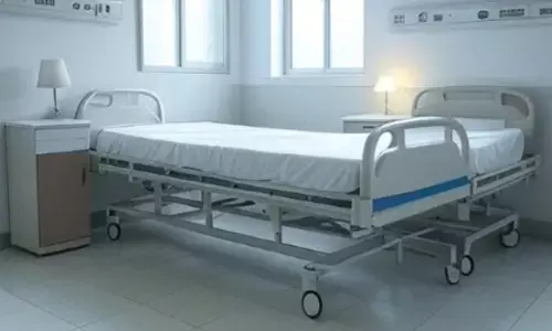 ವಿಜಯಪುರ | ಆಸ್ಪತ್ರೆ ಆವರಣದಲ್ಲಿಯೇ ಗರ್ಭಿಣಿಗೆ ಹೆರಿಗೆ; ಸಿಬ್ಬಂದಿ ನಿರ್ಲಕ್ಷ್ಯ ಆರೋಪ