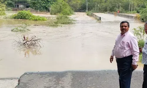 ಕಲಬುರಗಿ | ಶಹಾಬಾದ್‌ನ ಅಜನಿ ಹಳ್ಳದ ಸೇತುವೆ ಮುಳುಗಡೆ: ಸಂಚಾರಕ್ಕೆ ಅಡ್ಡಿ