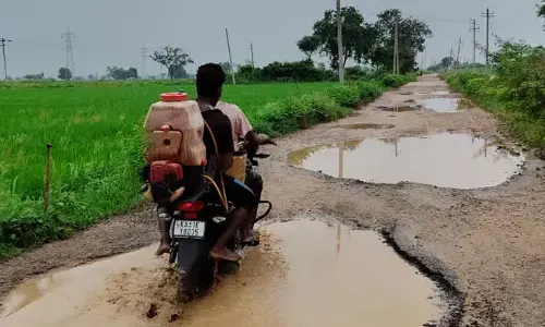 ಯಾದಗಿರಿ | ಬಬಲಾದ ಗ್ರಾಮಕ್ಕೆ ಹೋಗುವ ರಸ್ತೆ ದುಸ್ಥಿತಿ : ಮಳೆಯಲ್ಲಿ ಜೀವಾಪಾಯದ ಸಂಚಾರ