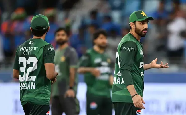 ಹ್ಯಾಂಡ್‌ಶೇಕ್ ವಿವಾದ | ಪಾಕಿಸ್ತಾನ ತಂಡ ಏಶ್ಯ ಕಪ್‌ ನಿಂದ ಹೊರಗುಳಿಯವ ಸಾಧ್ಯತೆ ಇಲ್ಲ: ವರದಿ