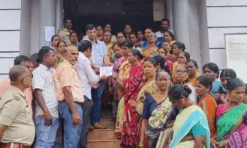 ಭಟ್ಕಳ ಹಳೆ ಮೀನು ಮಾರುಕಟ್ಟೆಯಲ್ಲಿ ತ್ಯಾಜ್ಯ ಎಸೆತ ವಿವಾದ: ವ್ಯಾಪಾರಿಗಳ ಪ್ರತಿಭಟನೆ, ಕ್ರಮಕ್ಕೆ ಆಗ್ರಹ