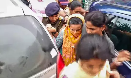 ಪೂಜಾ ಖೇಡ್ಕರ್ ಸಂಬಂಧಿಕರು ಭಾಗಿಯಾಗಿದ್ದ ಅಪಘಾತ-ಅಪಹರಣ ಪ್ರಕರಣ: ಪೋಷಕರಿಗೆ ಪೊಲೀಸರ ಹುಡುಕಾಟ ತೀವ್ರ