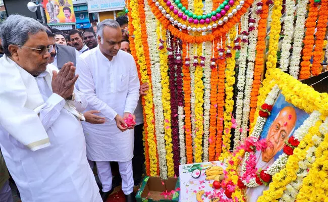 ಕಲ್ಯಾಣ ಕರ್ನಾಟಕ ಉತ್ಸವ : ಸರ್ದಾರ್ ಪಟೇಲ್ ಪುತ್ಥಳಿಗೆ ಸಿಎಂ ಸಿದ್ದರಾಮಯ್ಯ ಗೌರವ ನಮನ ಕಲ್ಯಾಣ ಕರ್ನಾಟಕ ಉತ್ಸವ : ಸರ್ದಾರ್ ಪಟೇಲ್ ಪುತ್ಥಳಿಗೆ ಸಿಎಂ ಸಿದ್ದರಾಮಯ್ಯ ಗೌರವ ನಮನ