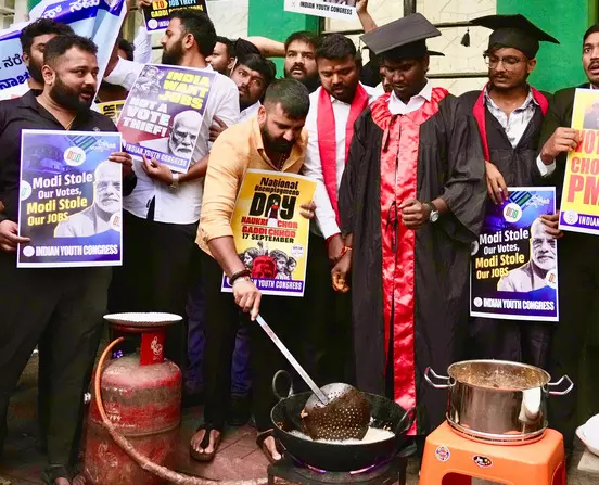 ಬೆಂಗಳೂರು | ಪ್ರಧಾನಿ ಮೋದಿ ಹುಟ್ಟುಹಬ್ಬ : ಕೇಂದ್ರ ಸಚಿವರ ಕಚೇರಿ ಮುಂಭಾಗ ‘ಪಕೋಡಾ ಮಾಡಿ ಆಕ್ರೋಶ’ ಬೆಂಗಳೂರು | ಪ್ರಧಾನಿ ಮೋದಿ ಹುಟ್ಟುಹಬ್ಬ : ಕೇಂದ್ರ ಸಚಿವರ ಕಚೇರಿ ಮುಂಭಾಗ ‘ಪಕೋಡಾ ಮಾಡಿ ಆಕ್ರೋಶ’