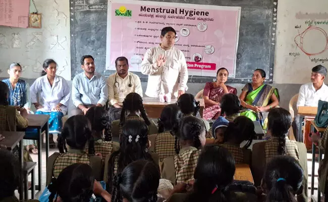 ಯಾದಗಿರಿ | ಶಾಲಾ ವಿದ್ಯಾರ್ಥಿನಿಯರಿಗೆ ಮಾಸಿಕ ನೈರ್ಮಲ್ಯ ಜಾಗೃತಿ, ಸ್ಯಾನಿಟರಿ ಪ್ಯಾಡ್‌ ವಿತರಣೆ