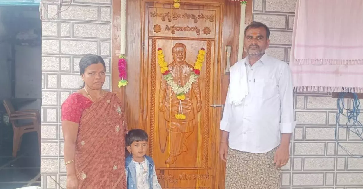 ವಿಜಯನಗರ | ʼಗೃಹಲಕ್ಷ್ಮಿʼ ಹಣದಲ್ಲಿ ನಿರ್ಮಿಸಿದ ಮನೆ ಬಾಗಿಲಿಗೆ ಸಿಎಂ ಸಿದ್ದರಾಮಯ್ಯ ಹೆಸರು, ಭಾವಚಿತ್ರ ಕೆತ್ತಿಸಿದ ದಂಪತಿ