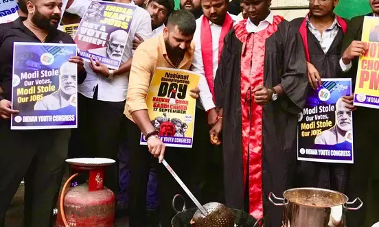 ಬೆಂಗಳೂರು | ಪ್ರಧಾನಿ ಮೋದಿ ಹುಟ್ಟುಹಬ್ಬ : ಕೇಂದ್ರ ಸಚಿವರ ಕಚೇರಿ ಮುಂಭಾಗ ‘ಪಕೋಡಾ ಮಾಡಿ ಆಕ್ರೋಶ’