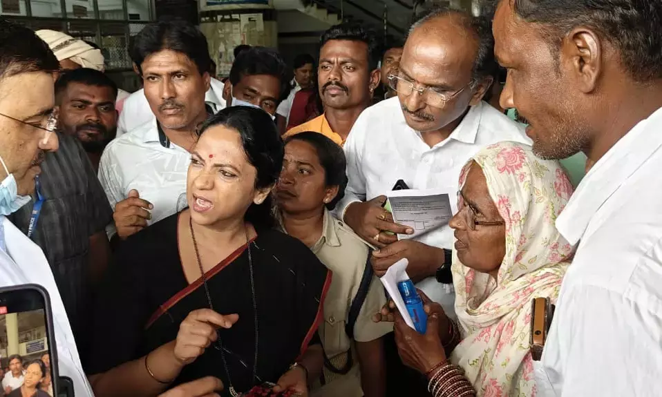 ರಾಯಚೂರು | ಮಹಿಳಾ ಆಯೋಗದ ಅಧ್ಯಕ್ಷೆ ಡಾ.ನಾಗಲಕ್ಷ್ಮೀ ಚೌಧರಿಯಿಂದ ವಿವಿಧ ಆಸ್ಪತ್ರೆಗಳಿಗೆ ದಿಢೀರ್ ಭೇಟಿ