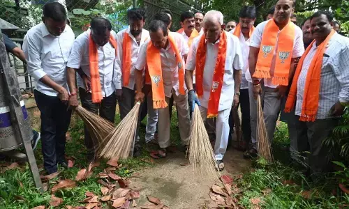 ಪ್ರಧಾನಿ ಮೋದಿ ಹುಟ್ಟುಹಬ್ಬ ಹಿನ್ನೆಲೆ: ಪೊರಕೆ ಹಿಡಿದು ಕಸ ಗುಡಿಸಿದ ಯಡಿಯೂರಪ್ಪ, ಸದಾನಂದ ಗೌಡ