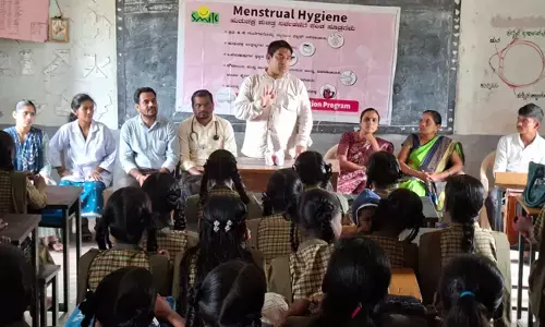 ಯಾದಗಿರಿ | ಶಾಲಾ ವಿದ್ಯಾರ್ಥಿನಿಯರಿಗೆ ಮಾಸಿಕ ನೈರ್ಮಲ್ಯ ಜಾಗೃತಿ, ಸ್ಯಾನಿಟರಿ ಪ್ಯಾಡ್‌ ವಿತರಣೆ