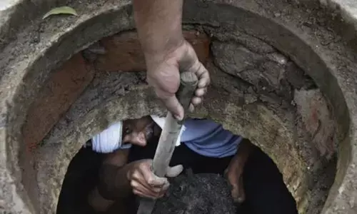 ದಿಲ್ಲಿ | ಒಳಚರಂಡಿ ಸ್ವಚ್ಛಗೊಳಿಸುತ್ತಿದ್ದ ಕಾರ್ಮಿಕ ಮೃತ್ಯು : ಮೂವರು ಗಂಭೀರ