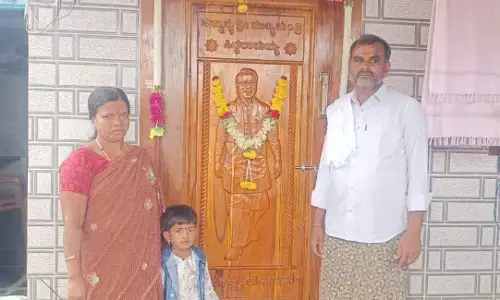 ವಿಜಯನಗರ | ʼಗೃಹಲಕ್ಷ್ಮಿʼ ಹಣದಲ್ಲಿ ನಿರ್ಮಿಸಿದ ಮನೆ ಬಾಗಿಲಿಗೆ ಸಿಎಂ ಸಿದ್ದರಾಮಯ್ಯ ಹೆಸರು, ಭಾವಚಿತ್ರ ಕೆತ್ತಿಸಿದ ದಂಪತಿ