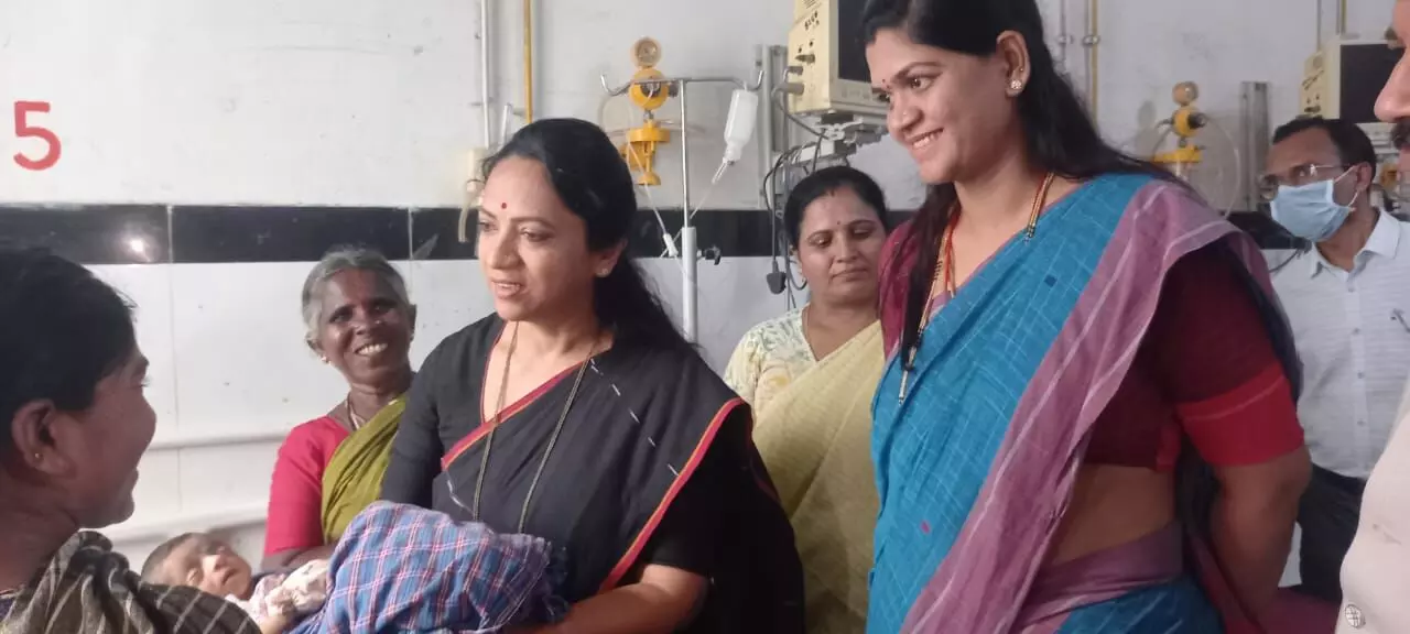 ರಾಯಚೂರಿನ ವಿವಿಧೆಡೆಗೆ ರಾಜ್ಯ ಮಹಿಳಾ ಆಯೋಗದ ಅಧ್ಯಕ್ಷೆ ಡಾ.ನಾಗಲಕ್ಷ್ಮಿ ಚೌಧರಿ ಭೇಟಿ ರಾಯಚೂರಿನ ವಿವಿಧೆಡೆಗೆ ರಾಜ್ಯ ಮಹಿಳಾ ಆಯೋಗದ ಅಧ್ಯಕ್ಷೆ ಡಾ.ನಾಗಲಕ್ಷ್ಮಿ ಚೌಧರಿ ಭೇಟಿ