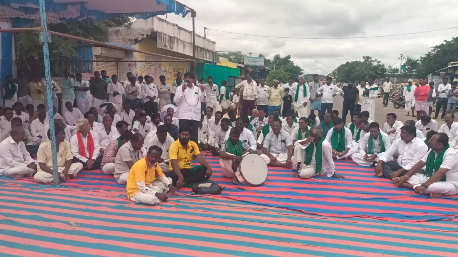 ಸಿಂಧನೂರಿನ 19 ಗ್ರಾಮಗಳನ್ನು ಮಸ್ಕಿಗೆ ಸೇರಿಸುವ ನಿರ್ಧಾರಕ್ಕೆ ವಿರೋಧ : ಕಲಮಂಗಿಯಲ್ಲಿ ʼರಸ್ತೆ ರೋಕೋʼ ಪ್ರತಿಭಟನೆ ಸಿಂಧನೂರಿನ 19 ಗ್ರಾಮಗಳನ್ನು ಮಸ್ಕಿಗೆ ಸೇರಿಸುವ ನಿರ್ಧಾರಕ್ಕೆ ವಿರೋಧ : ಕಲಮಂಗಿಯಲ್ಲಿ ʼರಸ್ತೆ ರೋಕೋʼ ಪ್ರತಿಭಟನೆ