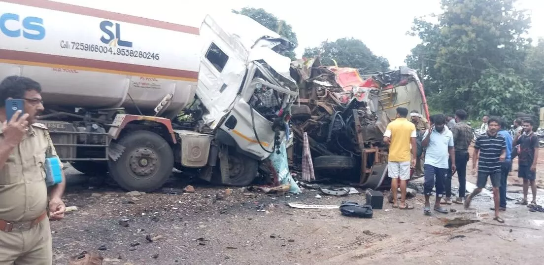 ಕಾರವಾರ| ಟ್ಯಾಂಕರ್ - ಬಸ್ ನಡುವೆ ಮುಖಾಮುಖಿ ಢಿಕ್ಕಿ: ಇಬ್ಬರು ಸ್ಥಳದಲ್ಲೇ ಮೃತ್ಯು; 10 ಮಂದಿಗೆ ಗಂಭೀರ ಗಾಯ