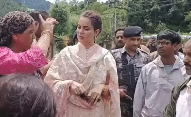 ʼಕಂಗನಾ ಗೋಬ್ಯಾಕ್ʼ: ಪ್ರವಾಹ ಪೀಡಿತ ಪ್ರದೇಶಗಳಿಗೆ ಬಿಜೆಪಿ ಸಂಸದೆ ಕಂಗನಾ ತಡವಾಗಿ ಆಗಮಿಸಿದ್ದಕ್ಕೆ ಜನರಿಂದ ಆಕ್ರೋಶ ʼಕಂಗನಾ ಗೋಬ್ಯಾಕ್ʼ: ಪ್ರವಾಹ ಪೀಡಿತ ಪ್ರದೇಶಗಳಿಗೆ ಬಿಜೆಪಿ ಸಂಸದೆ ಕಂಗನಾ ತಡವಾಗಿ ಆಗಮಿಸಿದ್ದಕ್ಕೆ ಜನರಿಂದ ಆಕ್ರೋಶ