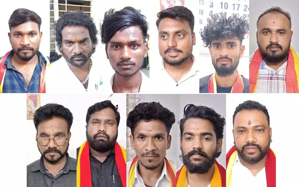 ಕಲಬುರಗಿ | ಪ್ರತಿಭಟನಾ ವೇಳೆ ಅಧಿಕಾರಿಗಳ ಮುಖಕ್ಕೆ ಮಸಿ ಬಳಿದ ಪ್ರಕರಣ : 11 ಕರವೇ ಕಾರ್ಯಕರ್ತರ ಬಂಧನ ಕಲಬುರಗಿ | ಪ್ರತಿಭಟನಾ ವೇಳೆ ಅಧಿಕಾರಿಗಳ ಮುಖಕ್ಕೆ ಮಸಿ ಬಳಿದ ಪ್ರಕರಣ : 11 ಕರವೇ ಕಾರ್ಯಕರ್ತರ ಬಂಧನ