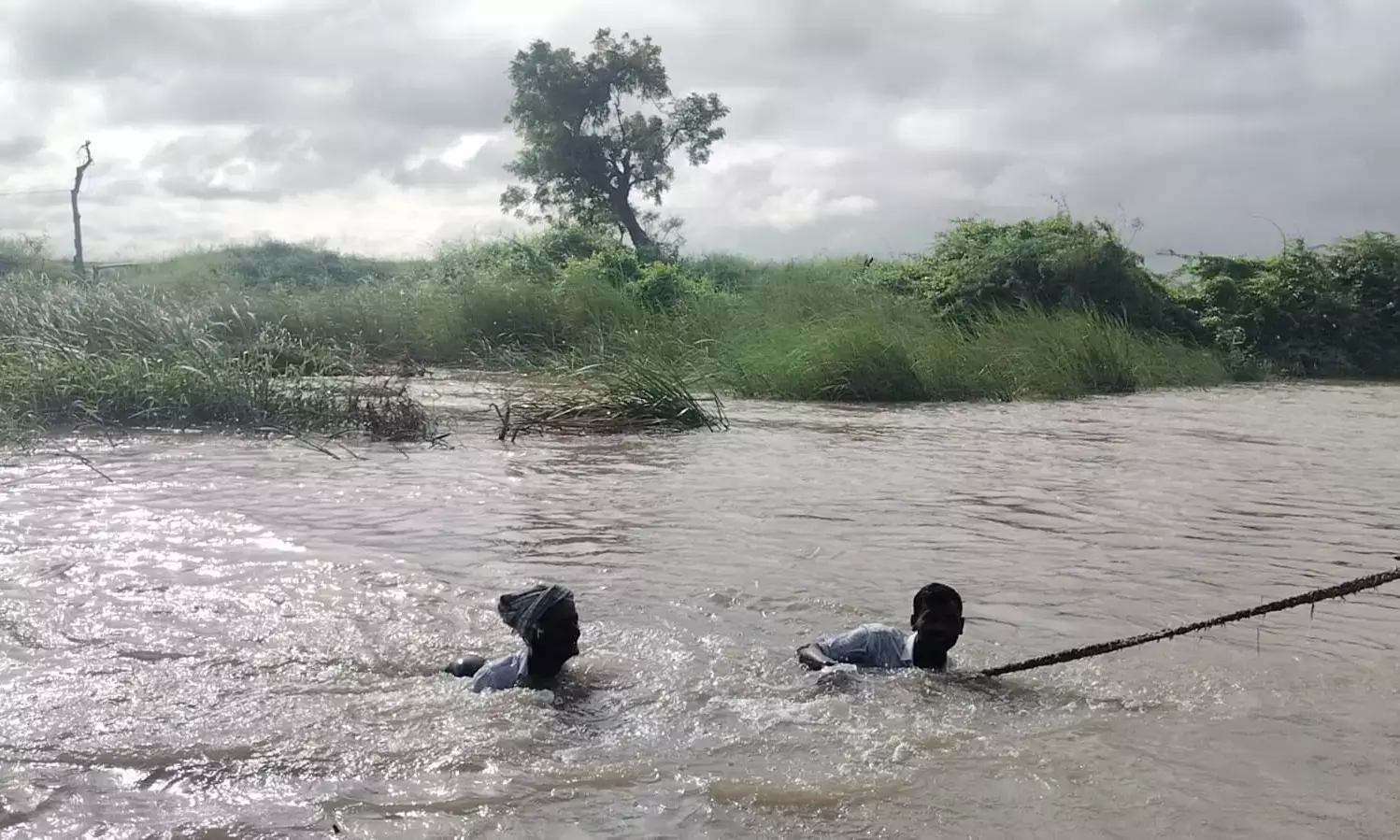 ರಾಯಚೂರು | ಹಳ್ಳದ ನೀರಿನಲ್ಲಿ ಕೊಚ್ಚಿ ಹೋಗುತ್ತಿದ್ದ ರೈತನ ರಕ್ಷಣೆ