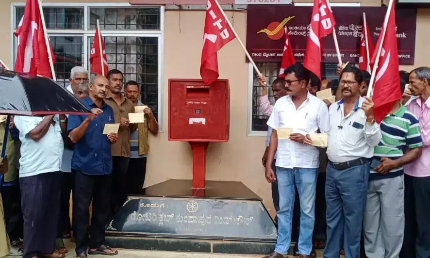 ರಾಜ್ಯದಲ್ಲಿ ಬೈಕ್ ಟ್ಯಾಕ್ಸಿ ನಿಷೇಧಕ್ಕೆ ಆಗ್ರಹಿಸಿ ಕುಂದಾಪುರದಲ್ಲಿ ಪೋಸ್ಟ್ ಕಾರ್ಡ್ ಚಳವಳಿ