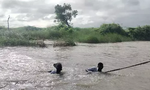 ರಾಯಚೂರು | ಹಳ್ಳದ ನೀರಿನಲ್ಲಿ ಕೊಚ್ಚಿ ಹೋಗುತ್ತಿದ್ದ ರೈತನ ರಕ್ಷಣೆ