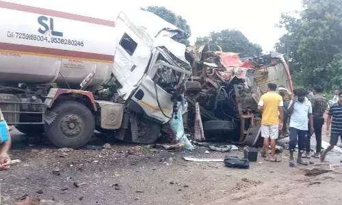 ಕಾರವಾರ| ಟ್ಯಾಂಕರ್ - ಬಸ್ ನಡುವೆ ಮುಖಾಮುಖಿ ಢಿಕ್ಕಿ: ಇಬ್ಬರು ಸ್ಥಳದಲ್ಲೇ ಮೃತ್ಯು; 10 ಮಂದಿಗೆ ಗಂಭೀರ ಗಾಯ