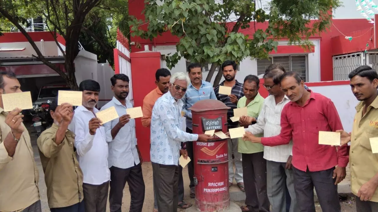 ರಾಯಚೂರು | ರಾಜ್ಯದ ಪ್ರವಾಸಿ ತಾಣಗಳಲ್ಲಿ ಬೈಕ್ ಟ್ಯಾಕ್ಸಿ ಪರವಾನಗಿ ರದ್ದುಪಡಿಸಲು ಒತ್ತಾಯಿಸಿ ಆಟೋ ಚಾಲಕರಿಂದ ಪತ್ರ ಚಳವಳಿ ರಾಯಚೂರು | ರಾಜ್ಯದ ಪ್ರವಾಸಿ ತಾಣಗಳಲ್ಲಿ ಬೈಕ್ ಟ್ಯಾಕ್ಸಿ ಪರವಾನಗಿ ರದ್ದುಪಡಿಸಲು ಒತ್ತಾಯಿಸಿ ಆಟೋ ಚಾಲಕರಿಂದ ಪತ್ರ ಚಳವಳಿ