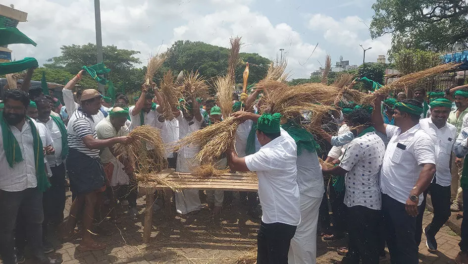 ಬೈಂದೂರು ಪ.ಪಂ. ವ್ಯಾಪ್ತಿಗೆ ಗ್ರಾಮೀಣ ಪ್ರದೇಶ ಸೇರ್ಪಡೆ ವಿರೋಧಿಸಿ ಪ್ರತಿಭಟನೆ ಬೈಂದೂರು ಪ.ಪಂ. ವ್ಯಾಪ್ತಿಗೆ ಗ್ರಾಮೀಣ ಪ್ರದೇಶ ಸೇರ್ಪಡೆ ವಿರೋಧಿಸಿ ಪ್ರತಿಭಟನೆ