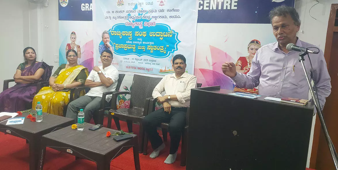 ತಾಂತ್ರಿಕಗಿಂತ ತಾತ್ವಿಕ ಪ್ರಜಾಪ್ರಭುತ್ವ ಇಂದಿನ ಅಗತ್ಯ: ಡಾ.ಬರಗೂರು ತಾಂತ್ರಿಕಗಿಂತ ತಾತ್ವಿಕ ಪ್ರಜಾಪ್ರಭುತ್ವ ಇಂದಿನ ಅಗತ್ಯ: ಡಾ.ಬರಗೂರು