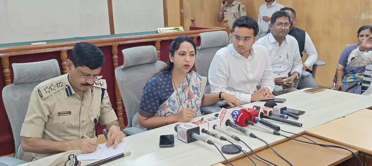 ರಾಯಚೂರು | ಮಹಿಳೆಯರ ದೂರು ಅರ್ಜಿಗಳಿಗೆ ಸ್ಪಂದಿಸಿ 15 ದಿನಗಳಲ್ಲಿ ವರದಿ ಸಲ್ಲಿಸಲು ಅಧಿಕಾರಿಗಳಿಗೆ ನಾಗಲಕ್ಷ್ಮಿ ಚೌಧರಿ ಸೂಚನೆ ರಾಯಚೂರು | ಮಹಿಳೆಯರ ದೂರು ಅರ್ಜಿಗಳಿಗೆ ಸ್ಪಂದಿಸಿ 15 ದಿನಗಳಲ್ಲಿ ವರದಿ ಸಲ್ಲಿಸಲು ಅಧಿಕಾರಿಗಳಿಗೆ ನಾಗಲಕ್ಷ್ಮಿ ಚೌಧರಿ ಸೂಚನೆ