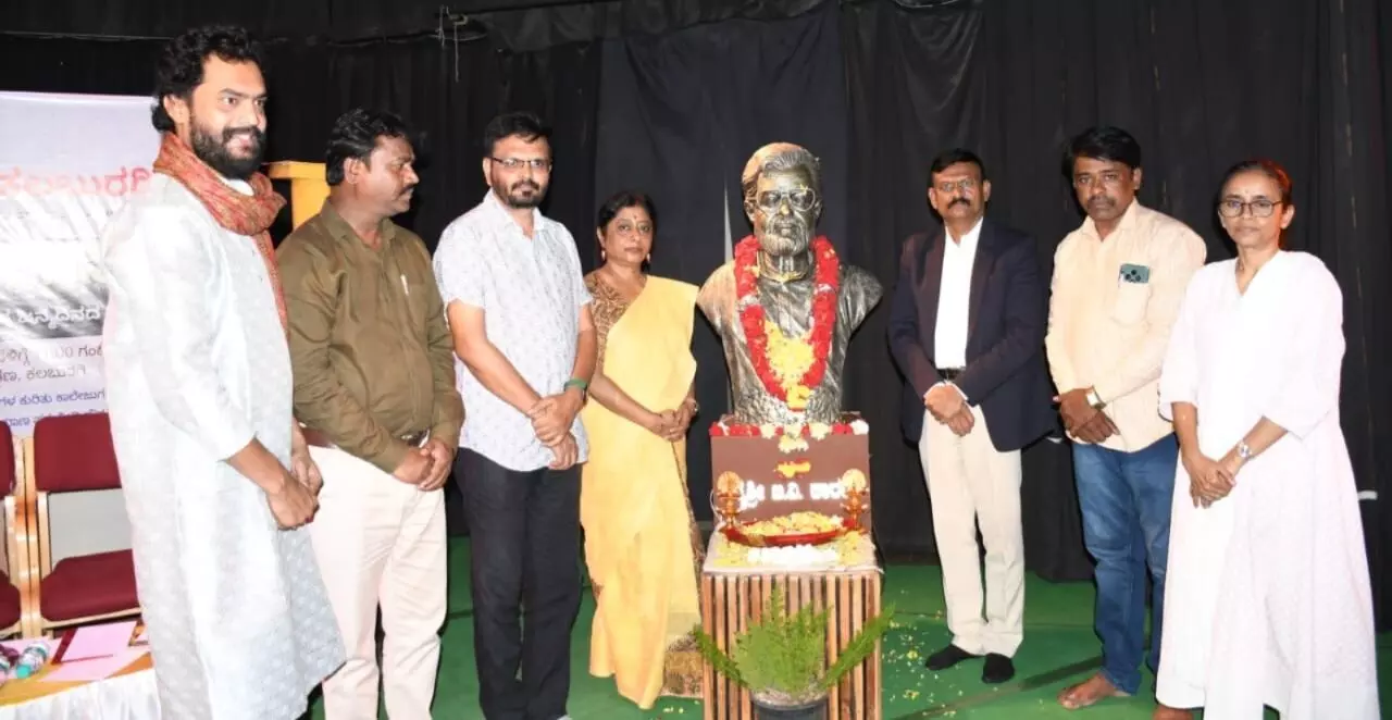 ಕಲಬುರಗಿ | ವ್ಯಕ್ತಿಯ ಸಾಮಾಜಿಕ ವಿಕಸನಕ್ಕೆ ರಂಗಭೂಮಿ ಸಹಕಾರಿ : ಪ್ರೊ.ರಮೇಶ ಲಂಡನಕರ್ ಕಲಬುರಗಿ | ವ್ಯಕ್ತಿಯ ಸಾಮಾಜಿಕ ವಿಕಸನಕ್ಕೆ ರಂಗಭೂಮಿ ಸಹಕಾರಿ : ಪ್ರೊ.ರಮೇಶ ಲಂಡನಕರ್