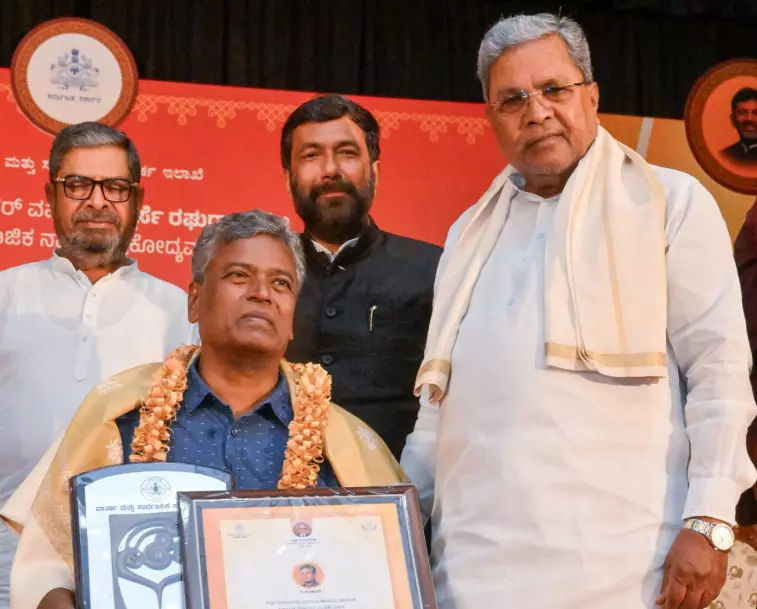 ಸಮಾಜದ ಕಟ್ಟಕಡೆಯ ವ್ಯಕ್ತಿಗೆ ಆಗುವ ಪ್ರಯೋಜನವೇ ಅಭಿವೃದ್ಧಿಯ ಮಾನದಂಡ : ಡಿ.ಉಮಾಪತಿ ಸಮಾಜದ ಕಟ್ಟಕಡೆಯ ವ್ಯಕ್ತಿಗೆ ಆಗುವ ಪ್ರಯೋಜನವೇ ಅಭಿವೃದ್ಧಿಯ ಮಾನದಂಡ : ಡಿ.ಉಮಾಪತಿ