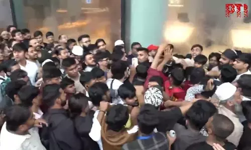 ಆ್ಯಪಲ್‌ ಐಫೋನ್ 17 ಬಿಡುಗಡೆ | ಮುಂಬೈ ಆ್ಯಪಲ್‌ ಸ್ಟೋರ್ ಹೊರಗೆ ಅಭಿಮಾನಿಗಳ ಘರ್ಷಣೆ