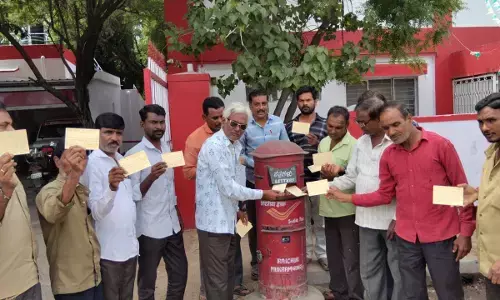 ರಾಯಚೂರು | ರಾಜ್ಯದ ಪ್ರವಾಸಿ ತಾಣಗಳಲ್ಲಿ ಬೈಕ್ ಟ್ಯಾಕ್ಸಿ ಪರವಾನಗಿ ರದ್ದುಪಡಿಸಲು ಒತ್ತಾಯಿಸಿ ಆಟೋ ಚಾಲಕರಿಂದ ಪತ್ರ ಚಳವಳಿ