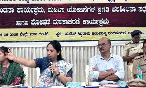 ರಾಯಚೂರು | ಅಧಿಕಾರಿಗಳ ನಿರ್ಲಕ್ಷ್ಯಕ್ಕೆ ಮಹಿಳಾ ಆಯೋಗದ ಅಧ್ಯಕ್ಷೆ ನಾಗಲಕ್ಷ್ಮೀ ಚೌಧರಿ ಆಕ್ರೋಶ