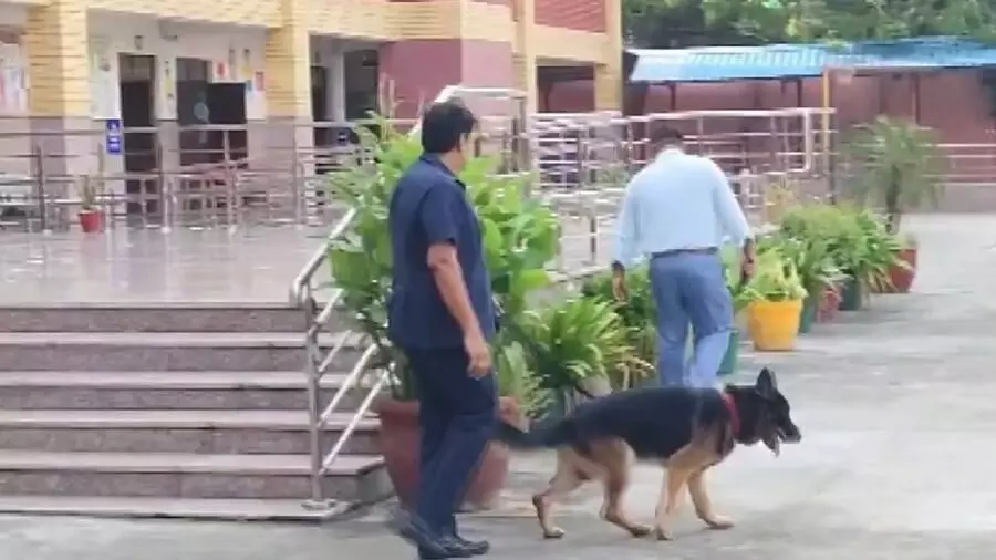 ದಿಲ್ಲಿಯ ಹಲವು ಶಾಲೆಗಳಿಗೆ ಮತ್ತೆ ಬಾಂಬ್ ಬೆದರಿಕೆ ; ಪೊಲೀಸರಿಂದ ತೀವ್ರ ಶೋಧ