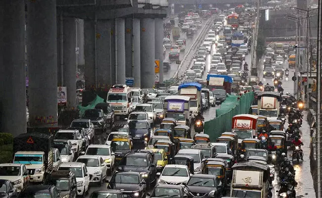 ಮುಂಬೈ : ನಾಲ್ಕನೆಯ ಮಹಡಿಯಿಂದ ಕೆಳಗೆ ಬಿದ್ದರೂ ಜೀವಂತವಾಗಿದ್ದ ಮಗು ಸಂಚಾರ ದಟ್ಟಣೆಯಲ್ಲಿ ಸಿಲುಕಿ ಮೃತ್ಯು!