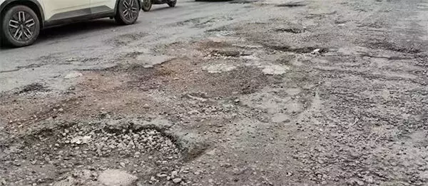 ದ.ಕ. ಜಿಲ್ಲೆಯ ರಸ್ತೆಗಳ ದುಸ್ಥಿತಿ: 1 ವರ್ಷದಲ್ಲಿ 702 ಅಪಘಾತ, 122 ಮಂದಿ ಮೃತ್ಯು! ದ.ಕ. ಜಿಲ್ಲೆಯ ರಸ್ತೆಗಳ ದುಸ್ಥಿತಿ: 1 ವರ್ಷದಲ್ಲಿ 702 ಅಪಘಾತ, 122 ಮಂದಿ ಮೃತ್ಯು!