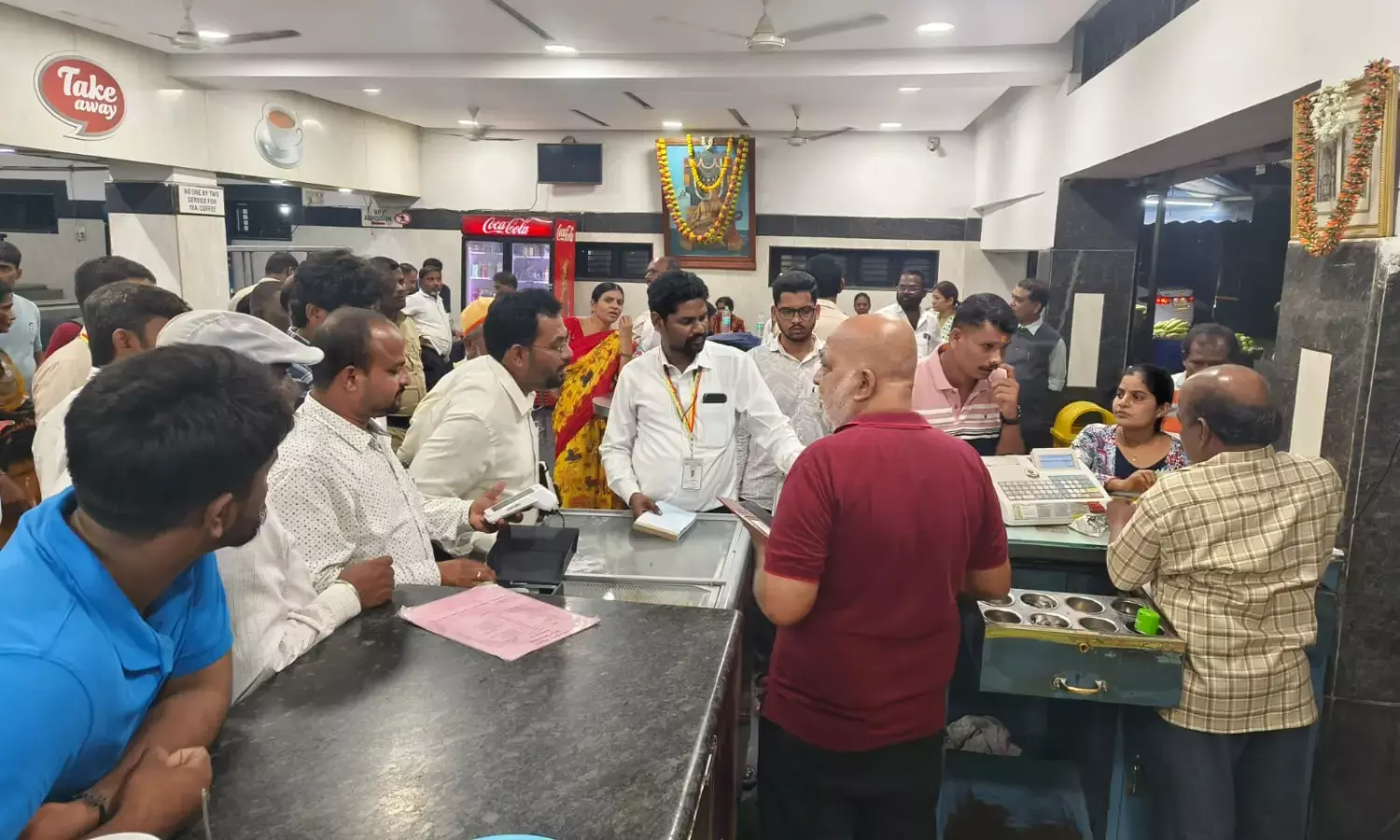 ರಾಯಚೂರು| ಹೋಟೆಲ್ ಗಳು, ರೆಸ್ಟೊರೆಂಟ್ ಗಳಲ್ಲಿ ಅಶುಚಿತ್ವ ದೂರು: ಅಧಿಕಾರಿಗಳಿಂದ ದೀಢೀರ್ ದಾಳಿ