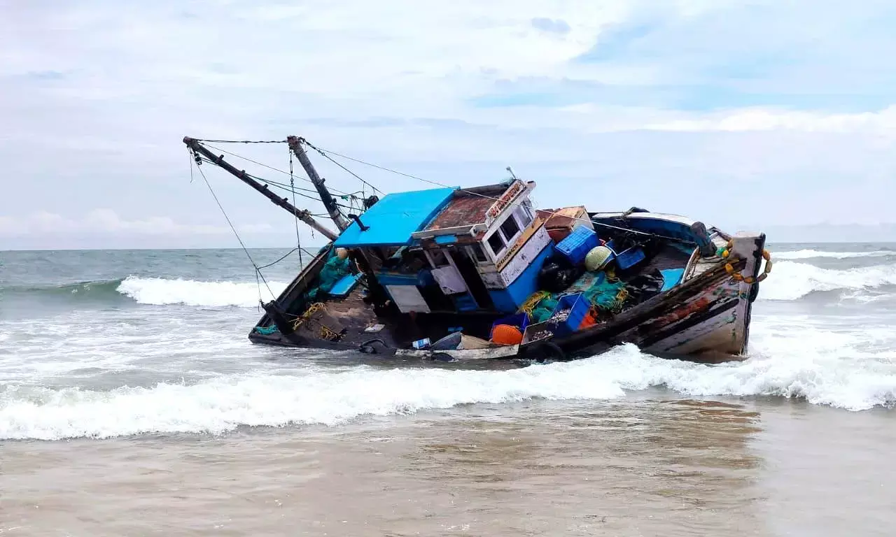 ಕುಂದಾಪುರ: ತಾಂತ್ರಿಕ ಸಮಸ್ಯೆಯಿಂದ ದಡಕ್ಕೆ ಅಪ್ಪಳಿಸಿದ ಬೋಟ್