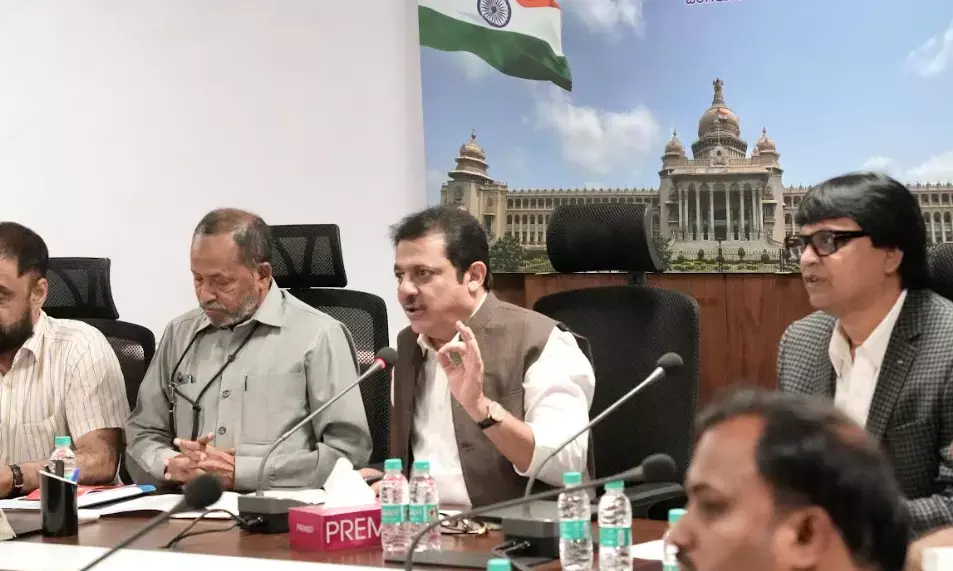 ಸಾಮಾಜಿಕ-ಶೈಕ್ಷಣಿಕ ಸಮೀಕ್ಷೆ | ಅಧಿಕಾರಿಗಳೊಂದಿಗೆ ಸಚಿವ ಝಮೀರ್ ಅಹ್ಮದ್ ಖಾನ್ ಸಭೆ