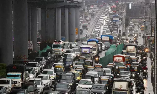 ಮುಂಬೈ : ನಾಲ್ಕನೆಯ ಮಹಡಿಯಿಂದ ಕೆಳಗೆ ಬಿದ್ದರೂ ಜೀವಂತವಾಗಿದ್ದ ಮಗು ಸಂಚಾರ ದಟ್ಟಣೆಯಲ್ಲಿ ಸಿಲುಕಿ ಮೃತ್ಯು!