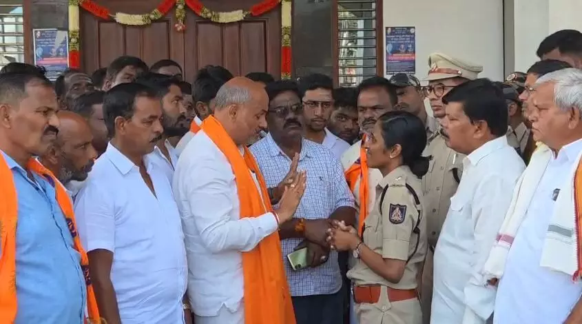 ಬೇಲೂರು ಗಣೇಶ ಮೂರ್ತಿಗೆ ಚಪ್ಪಲಿ ಹಾರ ಪ್ರಕರಣ | ಮಧ್ಯಾಹ್ನ 12:30ರೊಳಗೆ ಮಾಹಿತಿ : ಸ್ಥಳೀಯರಿಗೆ ಪೊಲೀಸ್ ಭರವಸೆ