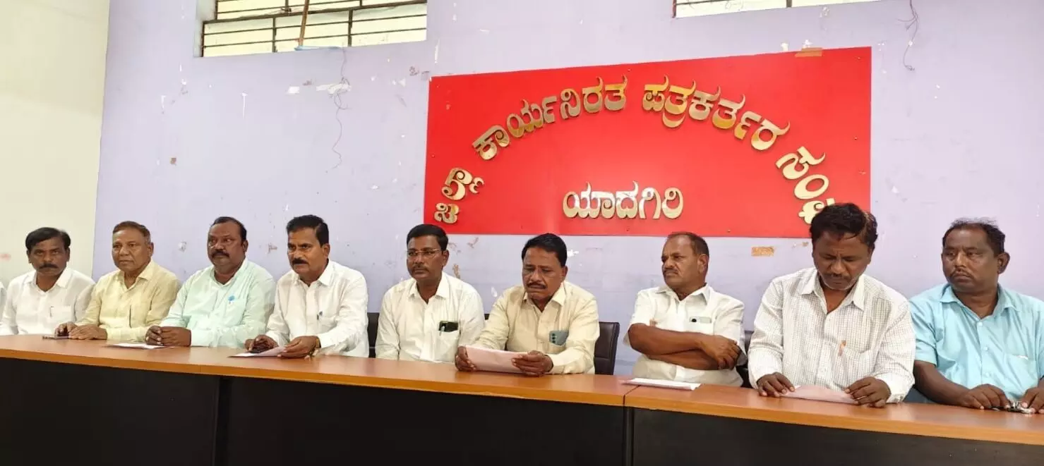 ಯಾದಗಿರಿ | ಸಮೀಕ್ಷೆಯಲ್ಲಿ ಬೌದ್ಧ ಧರ್ಮ, ಹೊಲೆಯ-ಚಲಾವಾದಿ ಎಂದು ದಾಖಲಿಸಿ : ದಲಿತ ಮುಖಂಡರ ಮನವಿ ಯಾದಗಿರಿ | ಸಮೀಕ್ಷೆಯಲ್ಲಿ ಬೌದ್ಧ ಧರ್ಮ, ಹೊಲೆಯ-ಚಲಾವಾದಿ ಎಂದು ದಾಖಲಿಸಿ : ದಲಿತ ಮುಖಂಡರ ಮನವಿ