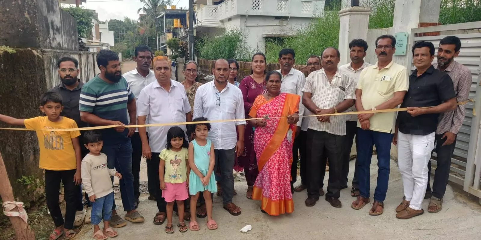 ಮುಕ್ಕಚೇರಿ: ನೂತನವಾಗಿ ನಿರ್ಮಾಣಗೊಂಡ ಕಾಂಕ್ರೀಟ್ ರಸ್ತೆಯ ಉದ್ಘಾಟನೆ ಮುಕ್ಕಚೇರಿ: ನೂತನವಾಗಿ ನಿರ್ಮಾಣಗೊಂಡ ಕಾಂಕ್ರೀಟ್ ರಸ್ತೆಯ ಉದ್ಘಾಟನೆ