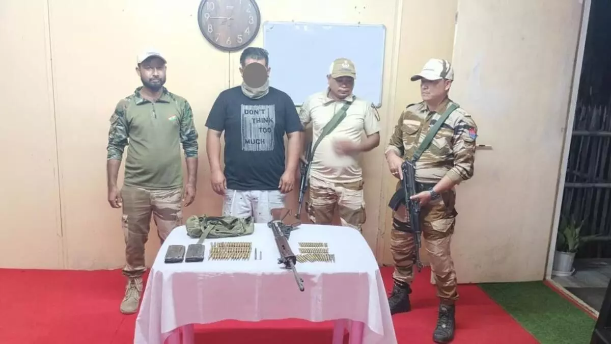 ಮಣಿಪುರ: ಮೂವರು ಬಂಡುಕೋರರು, ಶಸ್ತ್ರಾಸ್ತ್ರ ವ್ಯಾಪಾರಿಯ ಬಂಧನ ಮಣಿಪುರ: ಮೂವರು ಬಂಡುಕೋರರು, ಶಸ್ತ್ರಾಸ್ತ್ರ ವ್ಯಾಪಾರಿಯ ಬಂಧನ