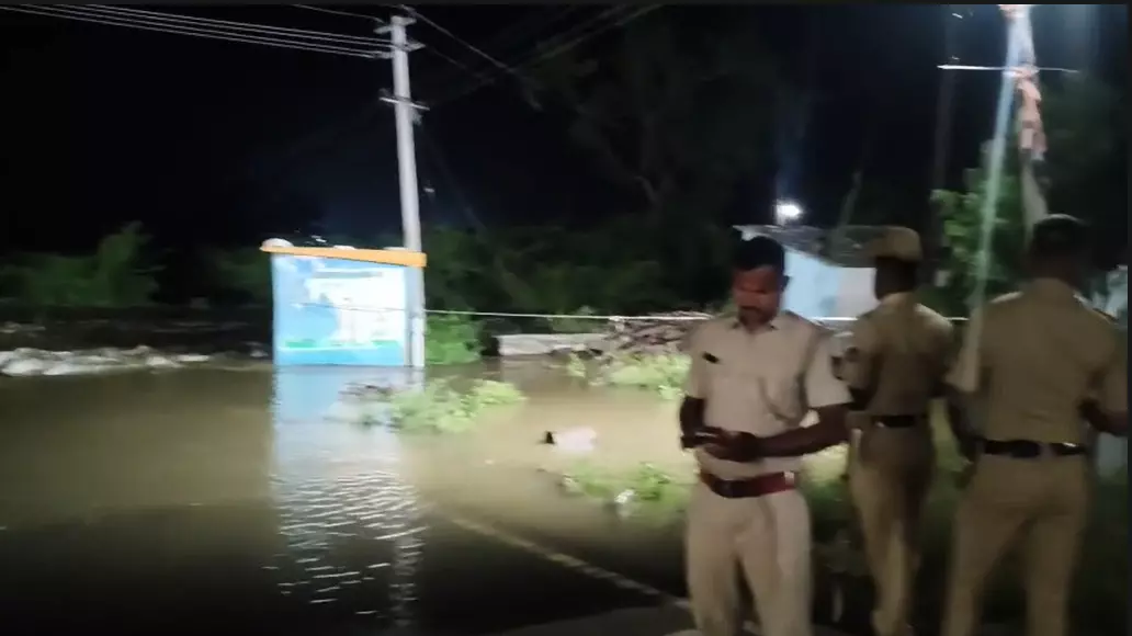 ಕಲಬುರಗಿಯಿಂದ ಕಾಳಗಿಗೆ ಸಂಪರ್ಕಿಸುವ ರಾಜ್ಯ ಹೆದ್ದಾರಿ ಜಲಾವೃತ : ಸಂಚಾರ ಸ್ಥಗಿತ ಕಲಬುರಗಿಯಿಂದ ಕಾಳಗಿಗೆ ಸಂಪರ್ಕಿಸುವ ರಾಜ್ಯ ಹೆದ್ದಾರಿ ಜಲಾವೃತ : ಸಂಚಾರ ಸ್ಥಗಿತ